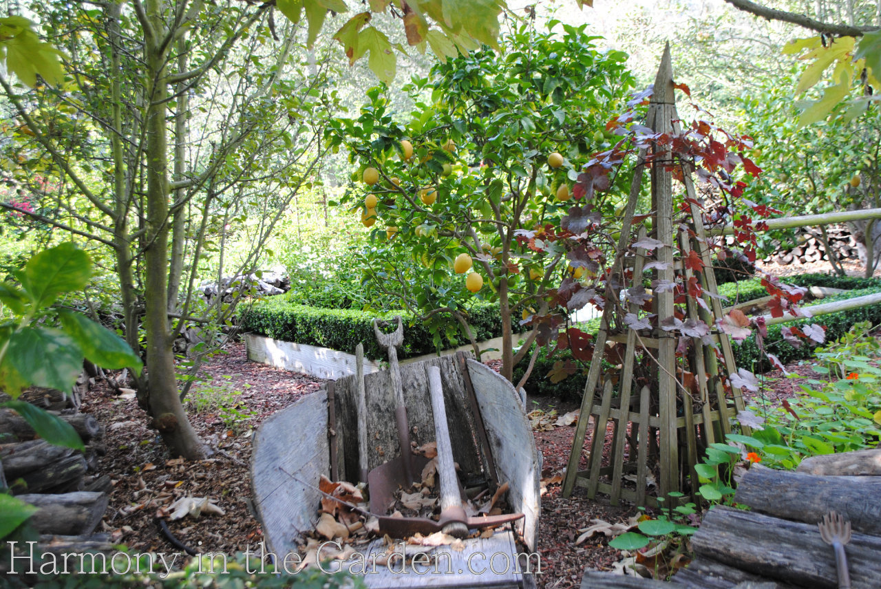 four season structure with trellises tuteurs obelisks